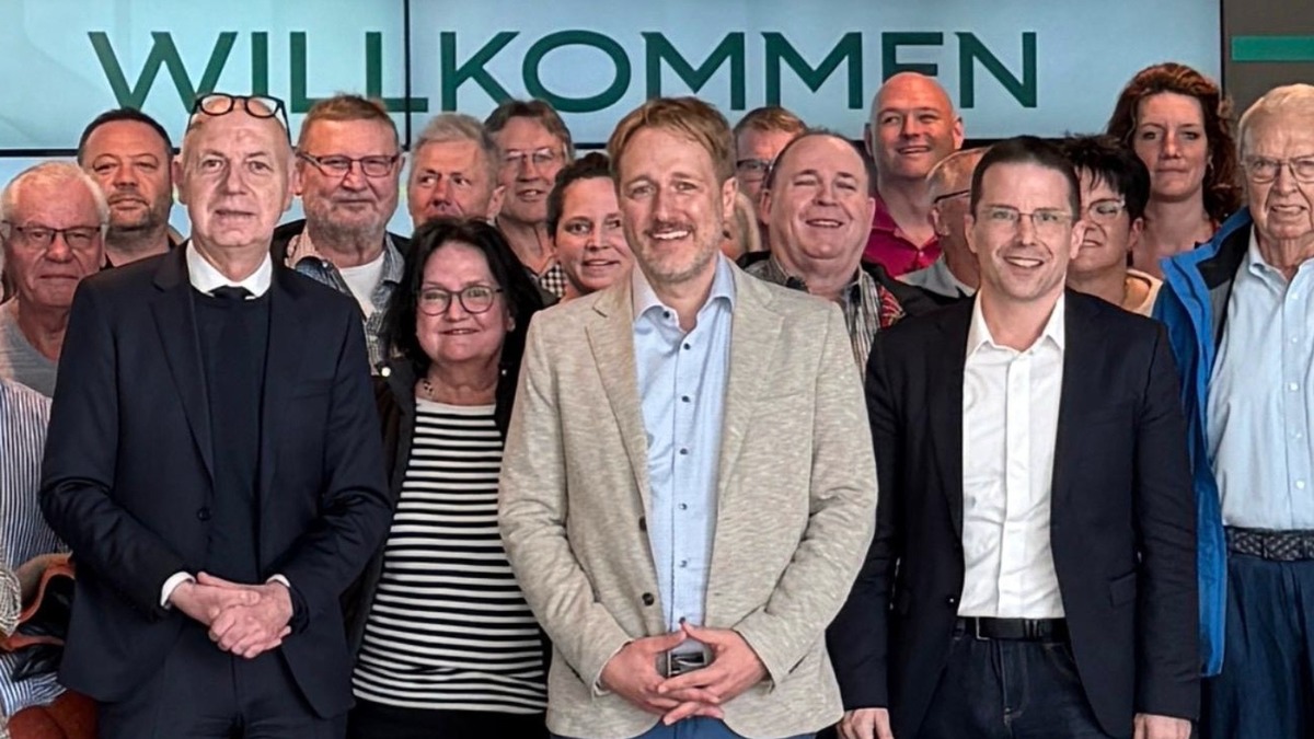 Bild: MdL Martin Stock (Mitte), DFB-Pr�sident Bernd Neuendorf (links), Pr�sident des Bayerischen Fu�ball-Verbandes Dr. Christoph Kern (rechts) sowie Ehrenamtliche aus dem LK Miltenberg