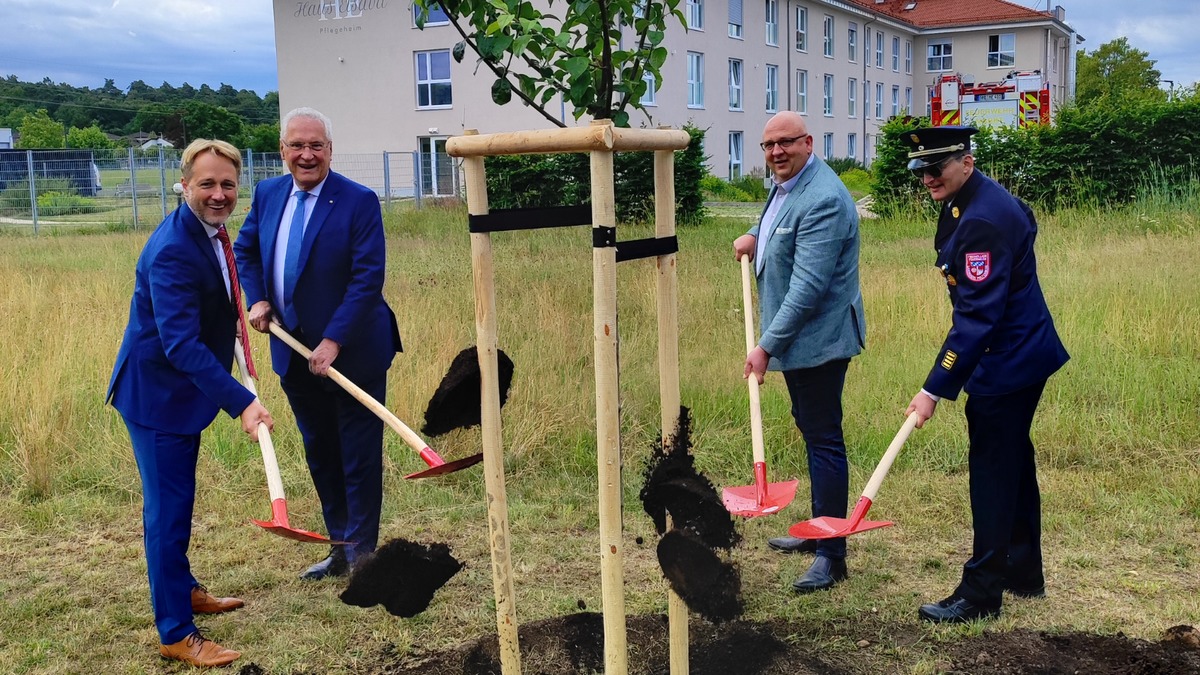 Bild v. l. n. r.: MdL Martin Stock, Innenminister Joachim Herrmann, B�rgermeister Kai Hohmann (Elsenfeld) sowie Kreisbrandrat Martin Spilger.