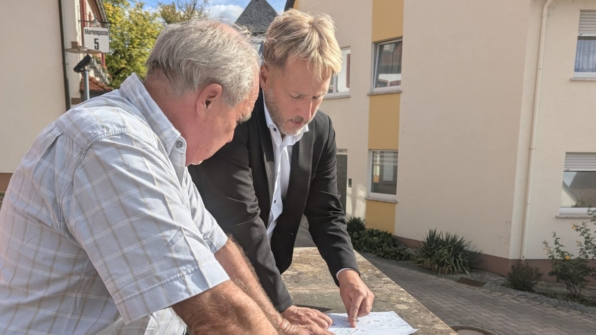 Bild: MdL Martin Stock (rechts) im pers�nlichen Gespr�ch mit einem B�rger bei seiner B�rgersprechstunde.